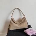 Minimalistische beige Wildleder-Einkaufstasche mit Schultergurt für den täglichen Pendelverkehr - Khaki Ohne Anhänger