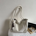 Bolso tote vintage blanco crema de gran capacidad en cuero suave para oficina y trabajo - Blanco Crema Con Colgante