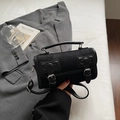Sac Boston chic en daim noir avec détail nœud 3D embossé et poignée supérieure élégante - Noir