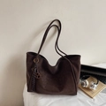 Bolso tote minimalista marrón oscuro en ante mate con borla decorativa y correas de hombro - Café con Colgante