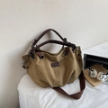 Détail du sac cabas en toile kaki avec anses en cuir marron et décor avec ordinateur - Kaki