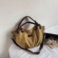 Détail du sac fourre-tout en toile jaune gingembre avec anses brunes et décor de style vie - Marron