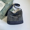 Leopard-Canvas-Einkaufstasche mit Navy-Denim-Patchwork und dekorativem Text-Design - Leopard Blau