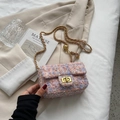 Bolso bandolera de tweed rosa y morado con cadena dorada y elegante cierre de giro metálico - Rosa