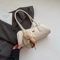 Sac Boston blanc crème avec bandoulière et un adorable pendentif ours en peluche - Blanc Cassé