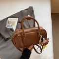Borsa Boston vintage marrone con manici, tracolla e ciondolo a forma di orsetto - Con Ciondolo / Marrone