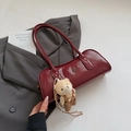 Sac Boston minimaliste rouge vin brillant avec charm ours en peluche et logo doré - Rouge