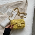 Bolso bandolera mini de bouclé amarillo con cadena dorada y bola metálica ajustable - Amarillo