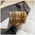 Detailansicht der Goldkugelkette und des Drehverschlusses an der khakifarbenen Wildledertasche - Khaki