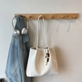 Dettaglio della borsa tote crema con scritte dorate e ciondolo decorativo di perline - Bianco Crema con Pendente