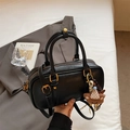 Borsa Boston nera chic con cerniere dorate e ciondolo a forma di orsetto marrone - Con Ciondolo / Nero