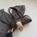 Sac Boston en cuir verni marron foncé avec logo doré et charmant petit ours en peluche - Marron