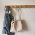 Dettaglio della borsa tote in ecopelle crema con texture vintage e ciondolo - Cachi Chiaro Con Ciondolo