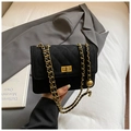 Details der schwarzen Samttasche mit goldenem Metallball und klassischem Kettenriemen - Schwarz
