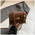Detailaufnahme braune Wildleder Umhängetasche mit Goldkugel-Kette und Steppmuster-Stickerei - Braun