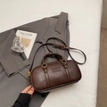 Borsa Boston marrone scuro in pelle martellata con logo in rilievo e tracolla - Senza Ciondolo / Marrone