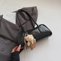 Sac Boston femme en cuir noir brillant avec logo doré et pendentif ours mignon - Noir