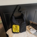 Urbane schwarze Funktionstasche mit gelbem Kordelzugfach und verstellbarem Nylon-Gurt - Schwarz