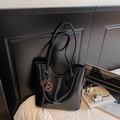 Bolso tote negro brillante minimalista con correas dobles y colgante geométrico marrón - Con Colgante / Negro