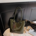 Bolso tote de cuero PU verde oliva brillante con colgante retro y asas dobles finas - Con Colgante / Verde