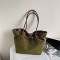 Bolso tote mate verde oliva vintage con asas de cuero marrón y detalle de cinturón - Verde
