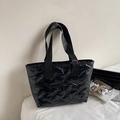 Borsa tote imbottita trapuntata nera minimalista con ampi manici in tessuto - Nero