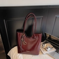 Bolso tote grande minimalista en charol burdeos brillante con un elegante colgante de nudo - Con Colgante / Burdeos