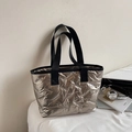 Borsa tote trapuntata oro champagne con manici neri e finitura metallica lucida - Oro