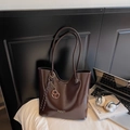 Bolso tote de color marrón chocolate brillante con correas dobles y accesorios - Con Colgante / café