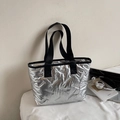 Borsa tote trapuntata argento con finitura metallizzata e manici neri stile moderno - Argento