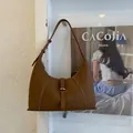 Dettaglio borsa in pelle marrone con cuciture bianche a contrasto e fibbia metallica - Marrone Giallastro