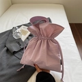 Bolso de hombro minimalista en lona violeta claro con cordón y diseño plisado único - Morado