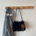 Detalle de bolso de piel sintética negra con muñeco de peluche y lazo de leopardo en percha - Con Colgante / Negro
