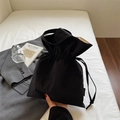 Minimalistische zwarte canvas tas met trekkoord, geplooide textuur en schouderband - Zwart
