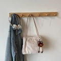 Detalle de bolso de hombro de piel sintética beige con correas marrones y peluche suave - Con Colgante / Caqui