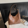 Detalle del bolso hobo grande de cuero sintético marrón con correa y hebilla dorada - Marrón