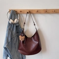 Große Retro-Tragetasche in Weinrot mit Bärenanhänger und kariertem Schal-Accessoire - Kaffee mit Anhänger