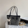 Grande borsa tote grigia con motivi a cartoni animati in rilievo e ciondolo a forma di orso - Marrone Scuro