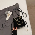Borsa a secchiello nera opaca con catena dorata e tracolla regolabile da donna - Nero