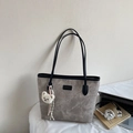 Elegante borsa tote grigia con goffratura cartoon e ciondolo a forma di orsetto plush - Bianco Sporco