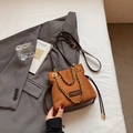 Borsa a secchiello in pelle scamosciata marrone con catena dorata e tracolla in pelle - Marrone