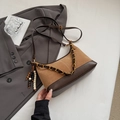 Detailansicht der braunen Leder-Umhängetasche mit Goldkette und Perlenquasten-Detail - Wildleder Khaki (Mit Anhänger)