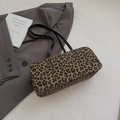 Bolso baguette retro con estampado de leopardo, tiras negras y tacto de ante - Estampado de leopardo