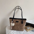 Grande borsa tote marrone retrò con motivi a rilievo e ciondolo a forma di orsetto - Marrone