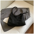 Schicke schwarze matte Hobo-Schultertasche aus Wildleder mit verstellbarem Gurt - Schwarz