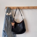 Vintage Tragetasche aus schwarzem Kunstleder mit braunem Plüschbären-Anhänger - Schwarz mit Anhänger
