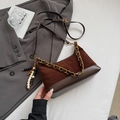 Detail der braunen Wildledertasche mit goldener Kette und Holzperlen-Quasten auf einem Blazer - Wildleder Kaffee (Mit Anhänger)