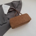 Bolso baguette vintage en ante marrón oscuro con correas de hombro de cuero fino - Marrón