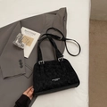 Minimalistische schwarze Pillow-Bag mit verstellbarem Riemen und Vintage-Textur - Schwarz ohne Anhänger