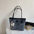 Borsa tote blu grigio opaco con manici neri e ciondolo a forma di orso per il lavoro - Blu